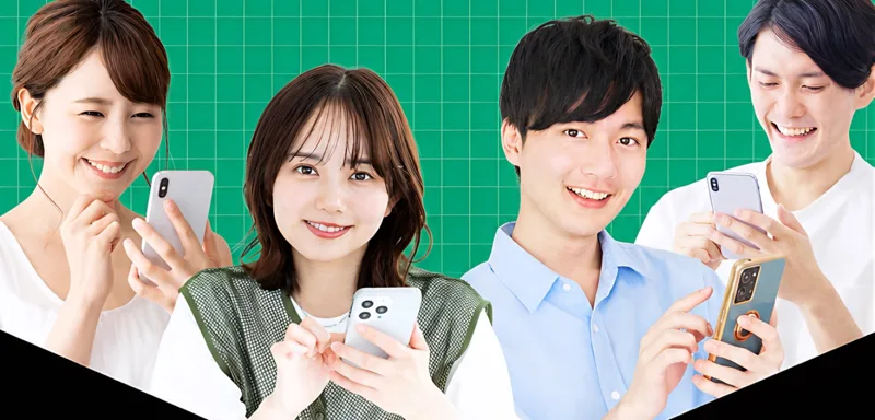 スマホを操作して笑顔を見せる人物を並べた次世代スマホワークの広告