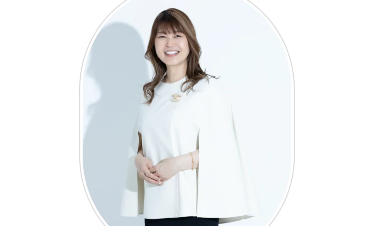 笑顔で写る西村みゆきの写真。白い服を着て広告ページで顔と姿を公開している